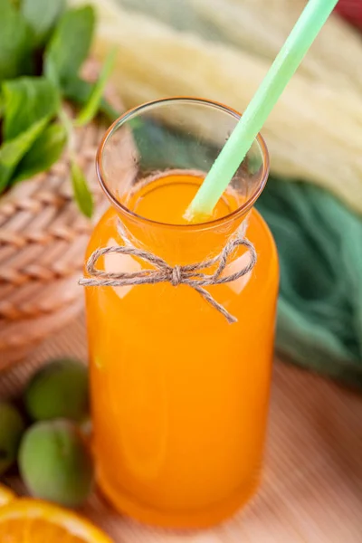 Concepto Bebida Temporada Verano Aplastamiento Naranja Vaso Con Zumo Naranja — Foto de Stock