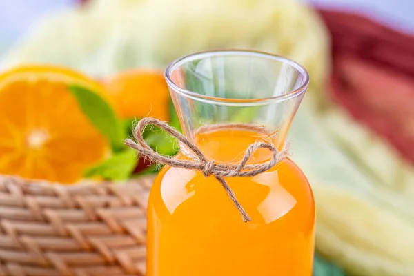 Concepto Bebida Temporada Verano Aplastamiento Naranja Vaso Con Zumo Naranja — Foto de Stock