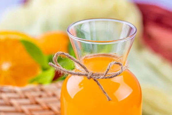 Concepto Bebida Temporada Verano Aplastamiento Naranja Vaso Con Zumo Naranja — Foto de Stock