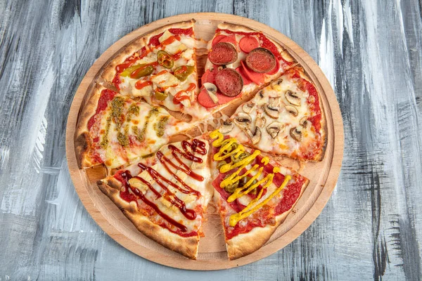Italiensk Läcker Färsk Varm Bakad Pizza Blandad Pizza Pizzaoliver Svamp — Stockfoto