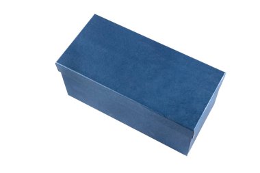 mavi hediye kutusu beyaz arkaplanda izole edildi.