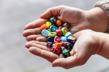 Renkli cam boncuk koleksiyonu. Renkli Venedik, Murano camı, Millefiori. Beyaz arka planda izole edilmiş. Düz yatış, üst görünüm 