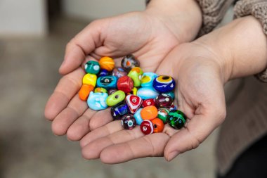 Renkli cam boncuk koleksiyonu. Renkli Venedik, Murano camı, Millefiori. Beyaz arka planda izole edilmiş. Düz yatış, üst görünüm 