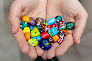 Renkli cam boncuk koleksiyonu. Renkli Venedik, Murano camı, Millefiori. Beyaz arka planda izole edilmiş. Düz yatış, üst görünüm 