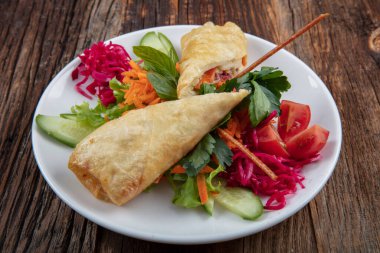 Pastirma (pastırma) ve çedar peynirli Türk Pacanga Boregi. - Pastirmali Borek. 