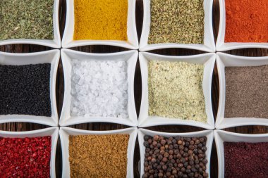 Ahşap arka planda çeşitli baharatlar. Kopyalama alanı olan üst görünüm.