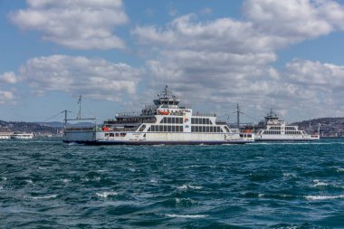 İstanbul, Türkiye - 29 Mart 2019; İstanbul Boğazı 'nda DO (İstanbul Deniz Otobüsleri) Feribotları. Eminonu, keşif gezisini Harem yapıyor. İstanbul Türkiye.