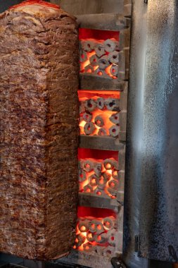 Geleneksel Türk Donör Kebabı. Izgara kuzu eti. Akdeniz 'de shawarma ya da kebap sandviçi olarak servis edilen geleneksel bir et. Orta Doğu' daki Arap ülkeleri makinede tükürük pişiriyor.. 