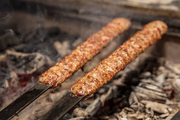 烤面包或烤面包在烤面包餐馆的金属绞架烧烤 土耳其传统Adana Kebab — 图库照片