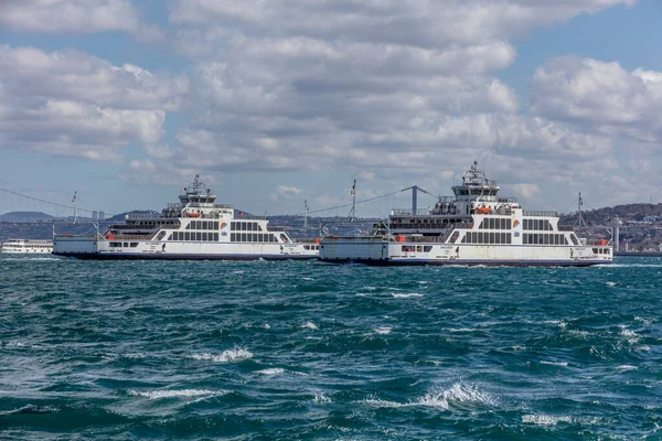 Istanbul Turecko Březen 2019 Istanbulské Autobusy Trajekty Istanbulském Průlivu Eminonu — Stock fotografie