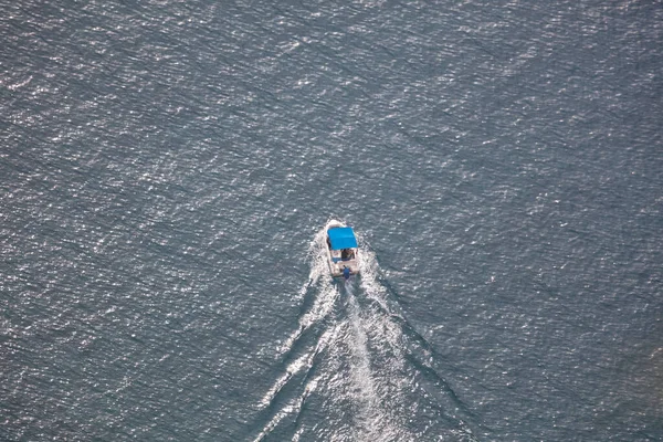İstanbul, Türkiye - 29 Mart 2019; İstanbul Boğazı 'nda DO (İstanbul Deniz Otobüsleri) Feribotları. Eminonu, keşif gezisini Harem yapıyor. İstanbul Türkiye.