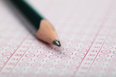 Sınavlara giren öğrencilerin elleri, optik test formunda kalem tutarak sınav kağıtları hazırlıyor ve sınıfta sınav kağıtları hazırlıyor. Eğitim Değerlendirme Kavramı. Yumuşak odak 