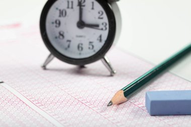 Sınavlara giren öğrencilerin elleri, optik test formunda kalem tutarak sınav kağıtları hazırlıyor ve sınıfta sınav kağıtları hazırlıyor. Eğitim Değerlendirme Kavramı. Yumuşak odak 