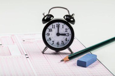 Sınavlara giren öğrencilerin elleri, optik test formunda kalem tutarak sınav kağıtları hazırlıyor ve sınıfta sınav kağıtları hazırlıyor. Eğitim Değerlendirme Kavramı. Yumuşak odak 