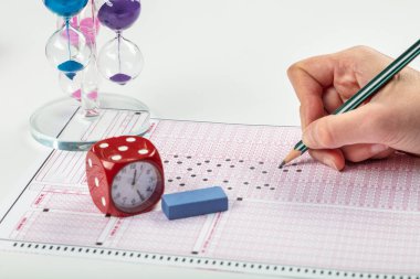 Sınavlara giren öğrencilerin elleri, optik test formunda kalem tutarak sınav kağıtları hazırlıyor ve sınıfta sınav kağıtları hazırlıyor. Eğitim Değerlendirme Kavramı. Yumuşak odak 