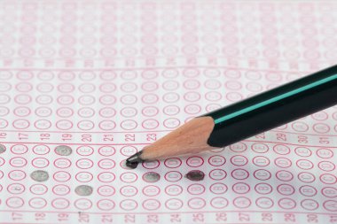 Sınavlara giren öğrencilerin elleri, optik test formunda kalem tutarak sınav kağıtları hazırlıyor ve sınıfta sınav kağıtları hazırlıyor. Eğitim Değerlendirme Kavramı. Yumuşak odak 