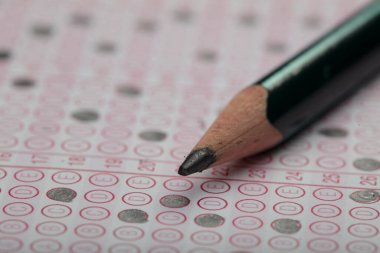 Sınavlara giren öğrencilerin elleri, optik test formunda kalem tutarak sınav kağıtları hazırlıyor ve sınıfta sınav kağıtları hazırlıyor. Eğitim Değerlendirme Kavramı. Yumuşak odak 