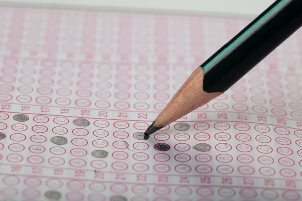 Escola Estudantes Mãos Fazendo Exames Escrevendo Exame Segurando Lápis Forma — Fotografia de Stock