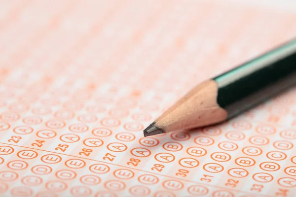 Scuola Studenti Mani Sostenere Esami Scrittura Esame Tenendo Matita Forma — Foto Stock