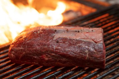 Alevli ızgarada ızgara biftekler seçici bir odak ile vurulacak..