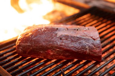 Alevli ızgarada ızgara biftekler seçici bir odak ile vurulacak..