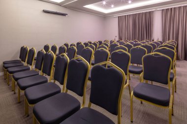 Seminer sunumu. Boş konferans odası, bir sürü boş koltuk. Atölyeler ve seminerler için konferans salonu. Kahverengi renk.