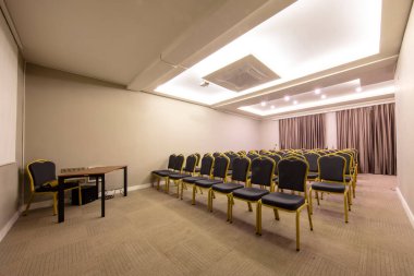Seminer sunumu. Boş konferans odası, bir sürü boş koltuk. Atölyeler ve seminerler için konferans salonu. Kahverengi renk.