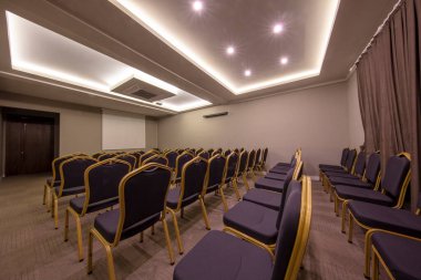 Seminer sunumu. Boş konferans odası, bir sürü boş koltuk. Atölyeler ve seminerler için konferans salonu. Kahverengi renk.