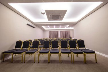Seminer sunumu. Boş konferans odası, bir sürü boş koltuk. Atölyeler ve seminerler için konferans salonu. Kahverengi renk.