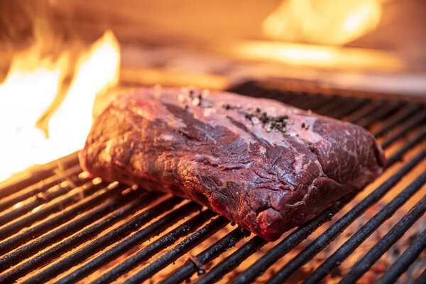 Стейк из угольной говядины
. 