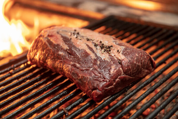 Стейк из угольной говядины
. 