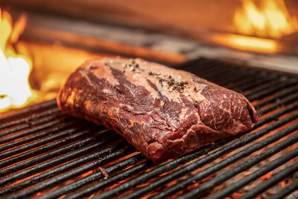 Стейк из угольной говядины
. 