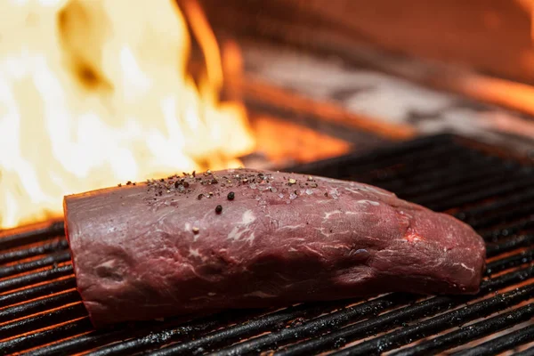Grilování Steaků Hořícím Grilu Záběr Selektivním Zaměřením — Stock fotografie