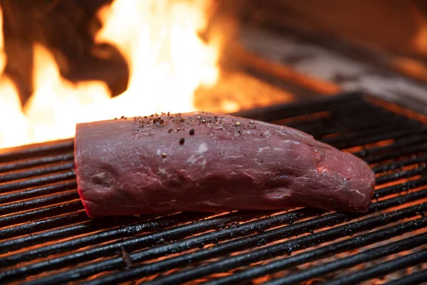 Grilování Steaků Hořícím Grilu Záběr Selektivním Zaměřením — Stock fotografie
