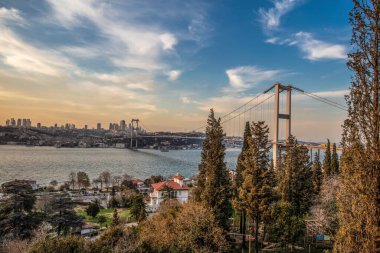 İstanbul Boğazı üzerindeki Boğaz Köprüsü 'nün panoramik manzarası. 