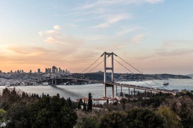 İstanbul 'daki İstanbul Köprüsü - Asya ile Avrupa' yı birbirine bağlıyor 