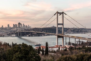 İstanbul 'daki İstanbul Köprüsü - Asya ile Avrupa' yı birbirine bağlıyor 