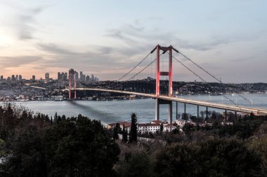 İstanbul 'daki İstanbul Köprüsü - Asya ile Avrupa' yı birbirine bağlıyor 