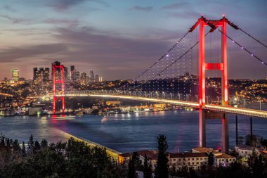 15 Temmuz Şehitler Köprüsü (15 Temmuz Sehitler Koprusu). İstanbul Boğazı Köprüsü, gece. İstanbul, Türkiye.
