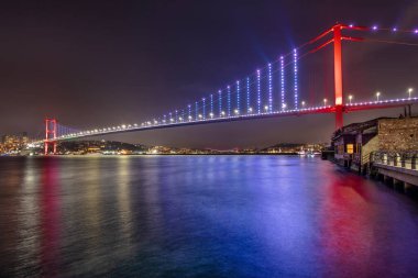 15 Temmuz Şehitler Köprüsü (15 Temmuz Sehitler Koprusu). İstanbul Boğazı Köprüsü, gece. İstanbul, Türkiye.