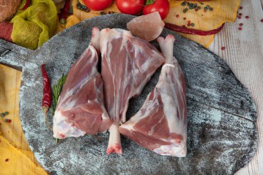 Kırsal ahşap masada çiğ kuzu incik. seçici odak.