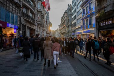 İstanbul, Türkiye - 29 Ocak 2019; İstanbul 'daki İstiklal Caddesi' nde yürüyen kalabalık. İstanbul 'un nostaljik tramvayı. İstanbul, Türkiye. 