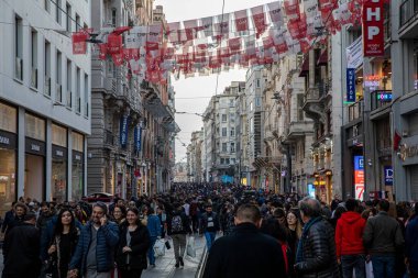 İstanbul, Türkiye - 29 Ocak 2019; İstanbul 'daki İstiklal Caddesi' nde yürüyen kalabalık. İstanbul 'un nostaljik tramvayı. İstanbul, Türkiye. 