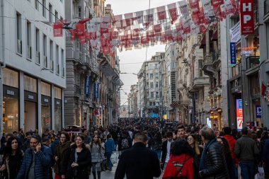 İstanbul, Türkiye - 29 Ocak 2019; İstanbul 'daki İstiklal Caddesi' nde yürüyen kalabalık. İstanbul 'un nostaljik tramvayı. İstanbul, Türkiye. 