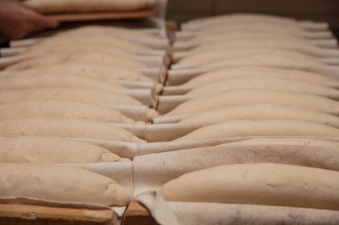 Fırın, ekmek yapma. Baker fırından taze ekmek alıyor. Türk ekmeği üretim süreci. 