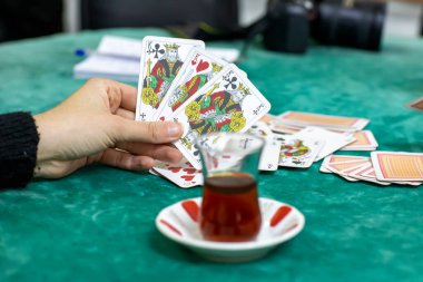 Genç çift iskambil oynuyor, kağıt oynuyor..