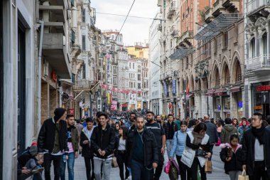 İstanbul, Türkiye - 29 Ocak 2019; İstanbul 'daki İstiklal Caddesi' nde yürüyen kalabalık. İstanbul 'un nostaljik tramvayı. İstanbul, Türkiye. 