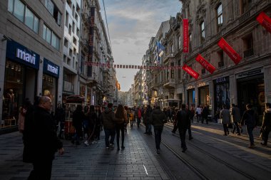 İstanbul, Türkiye - 29 Ocak 2019; İstanbul 'daki İstiklal Caddesi' nde yürüyen kalabalık. İstanbul 'un nostaljik tramvayı. İstanbul, Türkiye. 