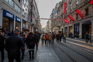 İstanbul, Türkiye - 29 Ocak 2019; İstanbul 'daki İstiklal Caddesi' nde yürüyen kalabalık. İstanbul 'un nostaljik tramvayı. İstanbul, Türkiye. 