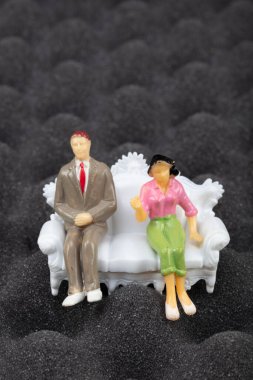 Akustik sünger - akustik köpük - yangın geciktirici yumurta profil köpüğü. Minyatür insanlar yalıtım konseptine benziyor..